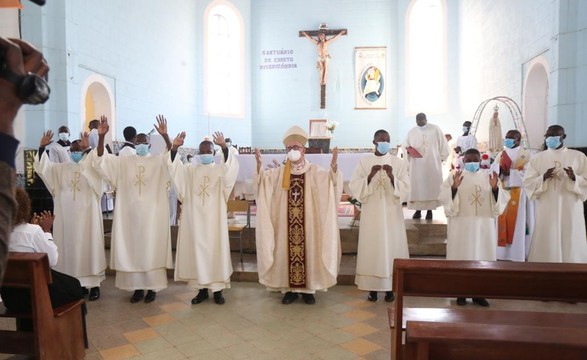 Solenidade do Pentecostes 6 novos diáconos reforçam clero Arquidiocesano do Huambo