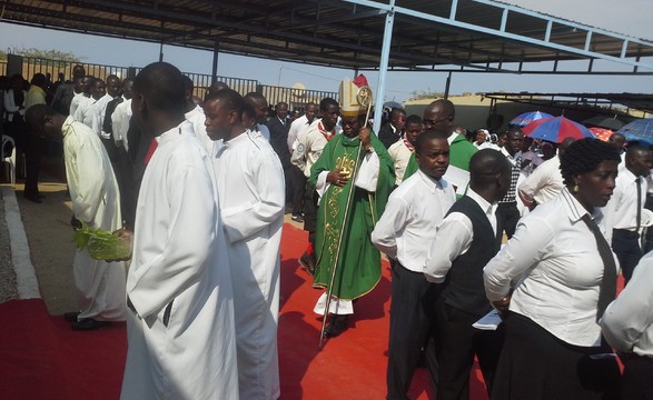 Bispo encerra visita a comunidade de Santa Teresinha do Menino Jesus 