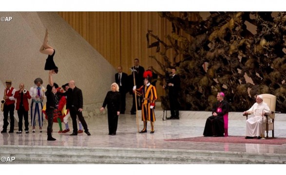 Papa Francisco assiste exibição do Golden Circus