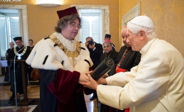 Bento XVI recebe doutoramento «Honoris causa» e recorda São João Paulo II