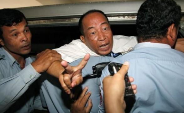 Opositor é condenado a 20 anos de prisão no Camboja