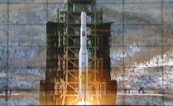 Coreia do Norte celebra disparo de foguete e comunidade internacional condena