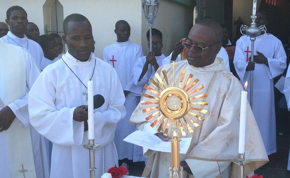 Bispo de Menongue exorta “o corpo de jesus dá-nos a vida eterna”