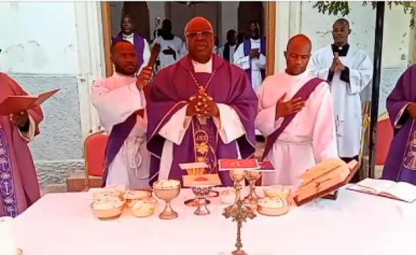 Bispo de Benguela reprova acumulo desnecessário de riquezas, diante da finitude da vida humana