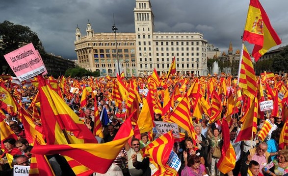 Manifestação contra a independência da Catalunha reúne 6 mil pessoas