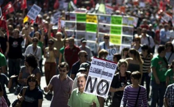 Milhares de pessoas protestam em Madrid contra cortes na economia