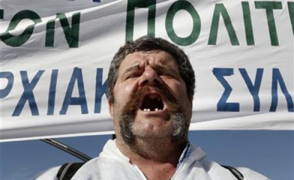 Grécia apresenta mais austeridade e trabalhadores preparam greve