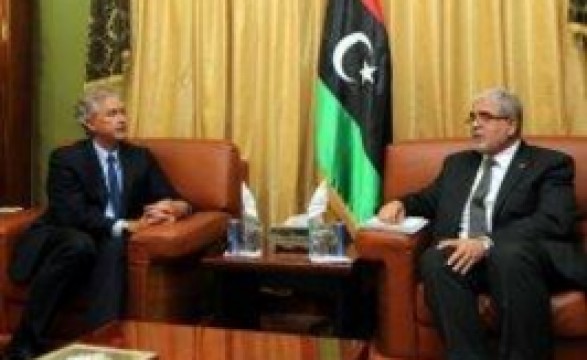 Líbia presta homenagem a embaixador americano morto em Benghazi