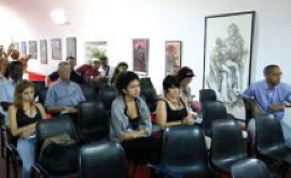 ``A panorâmica da literatura angolana  Literatura angolana `` em  conferência em Havana