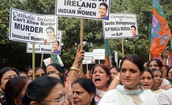Morte de indiana grávida na Irlanda provoca manifestação em Nova Délhi