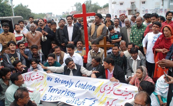 Papa condena atentados no Paquistão e pede fim da «perseguição» contra cristãos