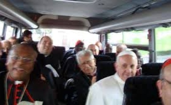 Concluídos exercícios espirituais Papa regressou de autocarro