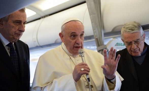 O Papa no avião: com os terroristas o diálogo é difícil mas a porta está sempre aberta