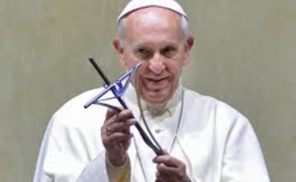 Papa Francisco convida a contemplar o Crucifixo, beijá-lo e dizer: 