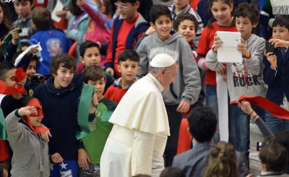 Papa Francisco reza pelos passageiros do avião da malásia e pelas famílias de todo o mundo 