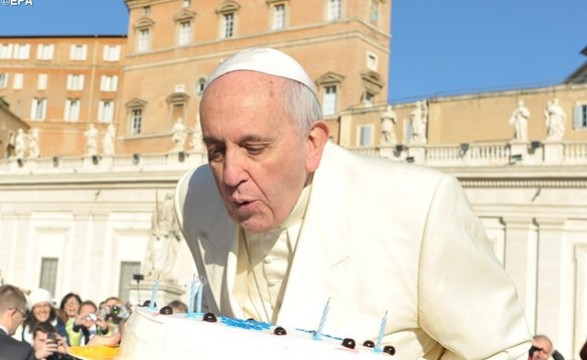 Crónica de Aura Miguel. Entre milongas e cabelos brancos, o Papa faz 78 anos