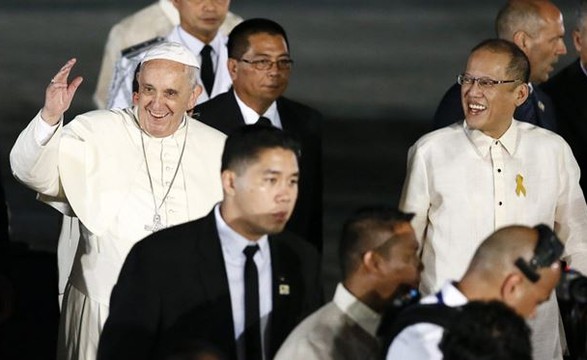 Papa recebido em clima de festa no maior país católico da Ásia