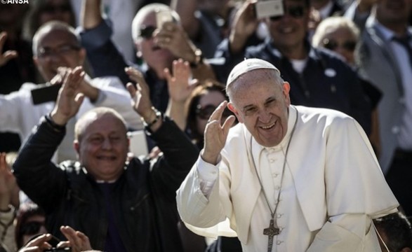Papa condena machismo e lembra famílias em dificuldades