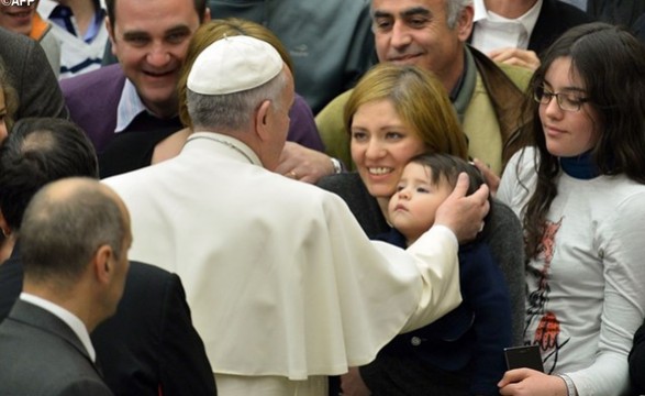 Papa elogia o papel das mães na igreja e na sociedade