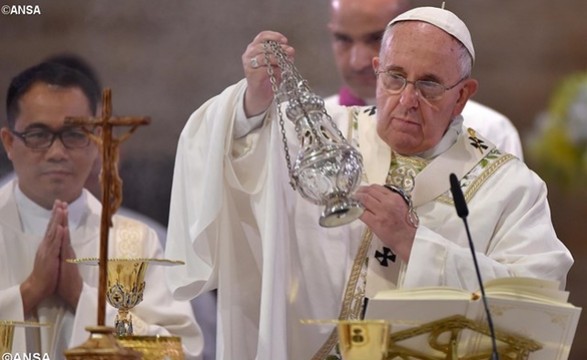 A corrupção tira dinheiro aos pobres: o Papa durante a missa em Manila