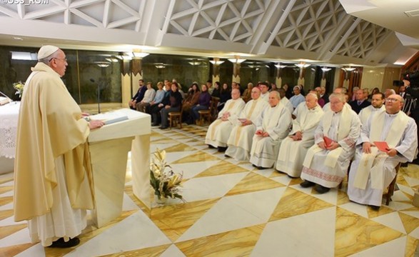 Papa dedica Missa em S. Marta às vítimas de Paris
