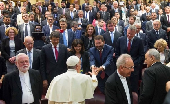 Papa pede que prefeitos adotem visão da “periferia ao centro”