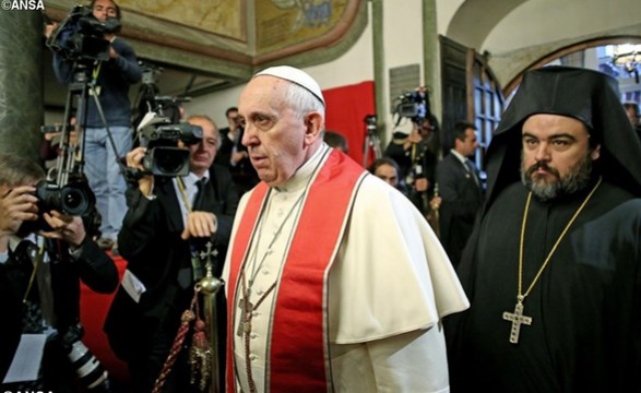 Papa revela aos jornalistas que rezou na Mesquita Azul pelo fim das guerras