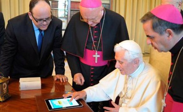Conta do Papa no Twitter com mais de 450 mil seguidores