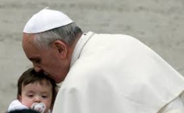 Papa reza pelas crianças vítimas de atentado na Síria e pelas vítimas do tufão nas Filipinas