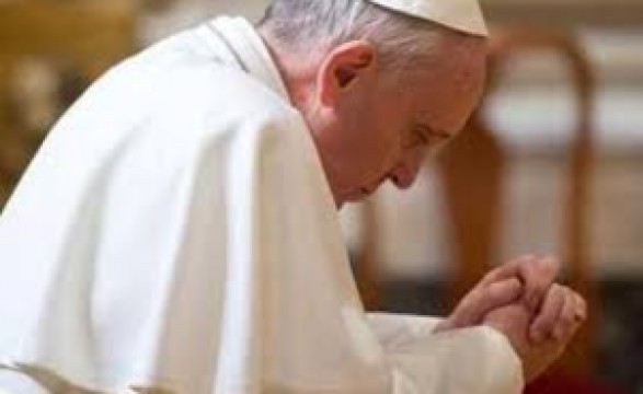 Papa Francisco reza pelas vítimas do furacão nas Filipinas