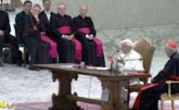 Vaticano: Papa apela a «verdadeira renovação» da Igreja