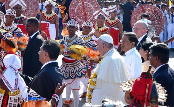 Papa na sua chegada ao Sri Lanka recorda «herança amarga» da guerra civil e apela à reconciliação