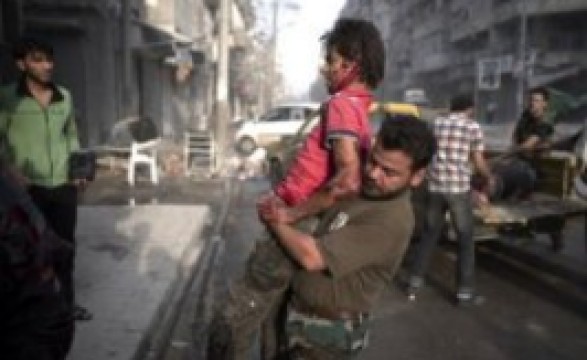 Exército sírio bombardeia a região de Damasco e manda reforços para Aleppo