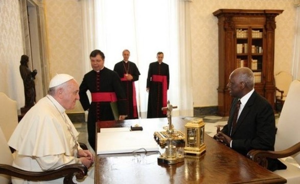 Presidente Eduardo dos Santos apresenta maqueta do santuário da Muxima ao Papa Francisco