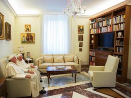 Francisco visitou Bento XVI, entre sorrisos e saudações