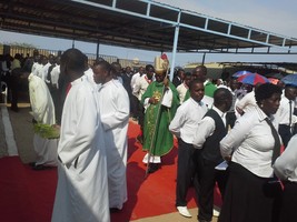 Bispo encerra visita a comunidade de Santa Teresinha do Menino Jesus 