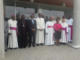 Governador do Namibe apresenta balanço anual aos Bispos católicos 