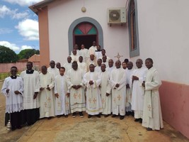 Missa dos Santos óleos em Mbanza Congo
