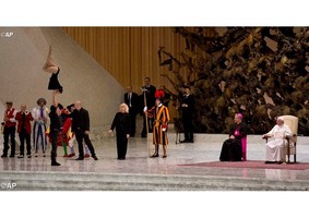 Papa Francisco assiste exibição do Golden Circus