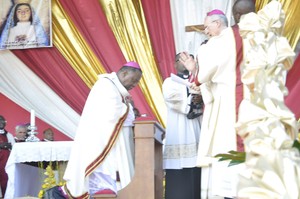 Um ano depois da sua nomeação Dom Filomeno recebeu Palio das mãos do Núncio Apostólico 