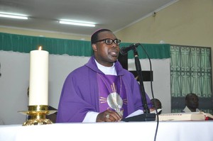 Bispo auxiliar de Luanda celebra missa de abertura da porta santa na paróquia de Fátima