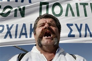 Grécia apresenta mais austeridade e trabalhadores preparam greve