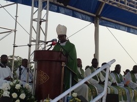 “Fé e confiança a Deus” Bispo auxiliar aos fiéis na missa de encerramento
