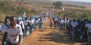 Milhares de peregrinos rumaram ao monte Tchimbango