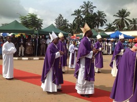 Bispos em Ndalatando rezam com a comunidade