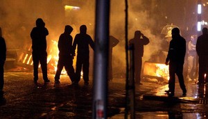Polícia enfrenta manifestantes em Belfast pela quinta noite consecutiva