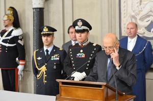 Presidente Napolitano pede a dois grupos de especialistas uma solução política para Itália