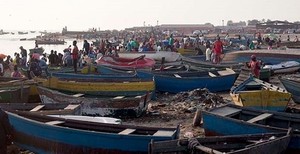 Dezenas de embarcações ancoradas na praia da Mabunda devido ao preço da gasolina