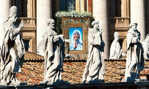 Madre Teresa de Calcutá já é santa