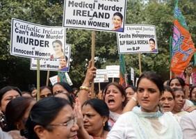 Morte de indiana grávida na Irlanda provoca manifestação em Nova Délhi